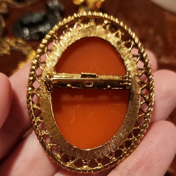 Vintage Elegant Gold Cameo Brooch Set - Picture 5 of 10
